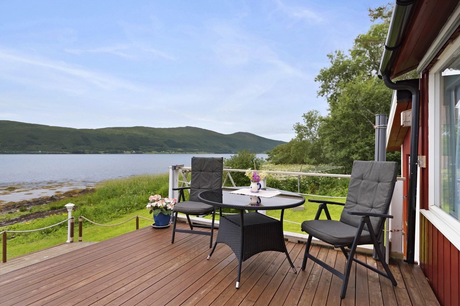 Fra stuen er det utgang til en stor terrasse på ca 86 kvm. Galleribilde