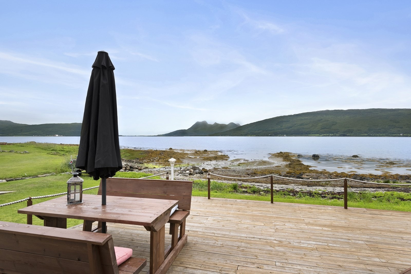 I nærområdet er det fine turmuligheter, blant annet til Kjølen, Utsikten og Majesteten. Turstiene i fjellet er lett tilgjengelig, oppmerket og gir en fantastisk utsikt over øyriket. Galleribilde