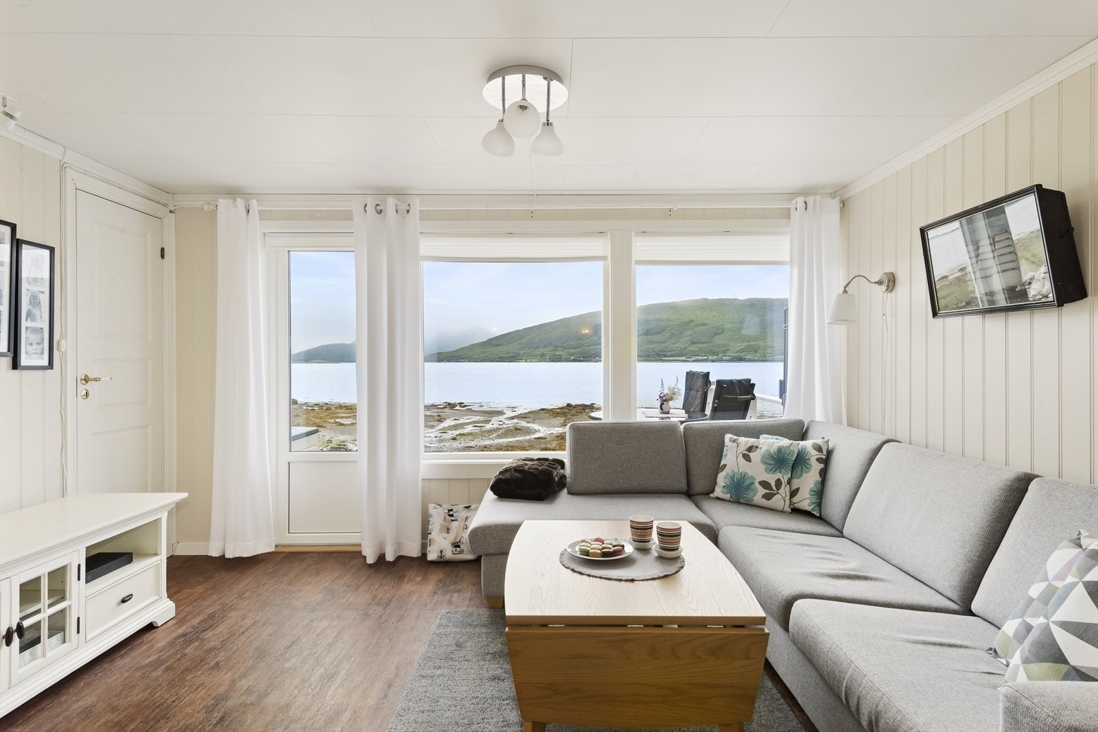 Tenk å sitte her å se på livet på fjorden og nyte dagene. Galleribilde