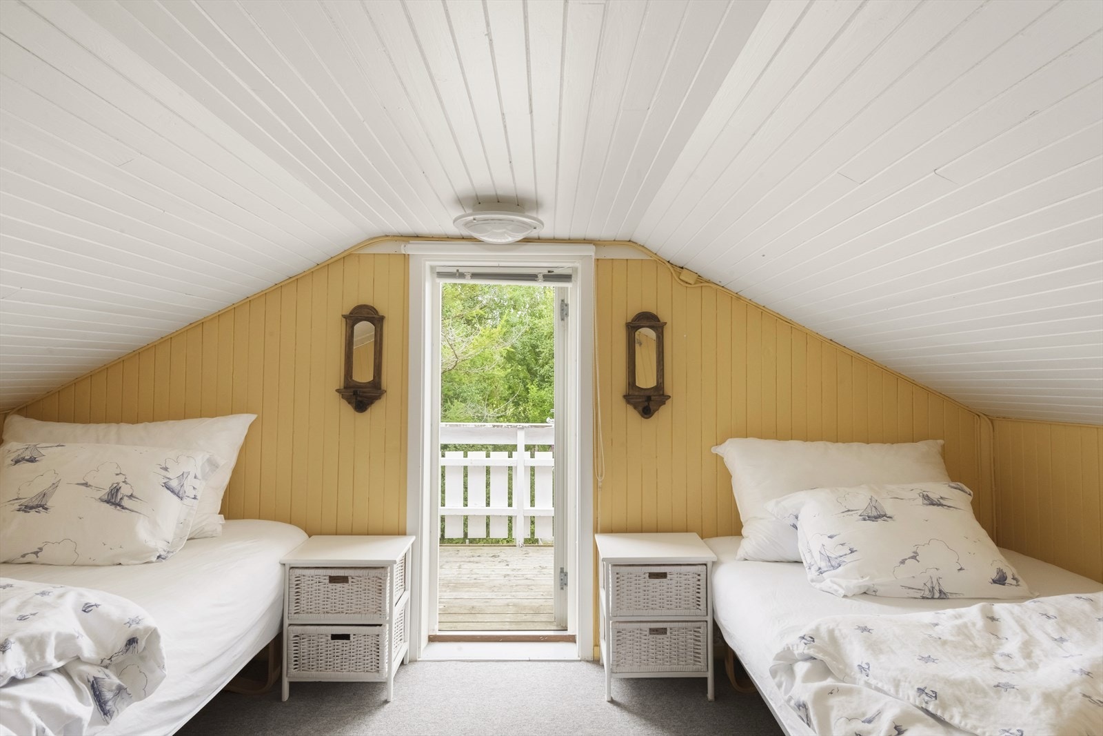 Soverom 2 på loftet. Fra rommet er det utgang til luftebalkong på ca 2 kvm. Galleribilde