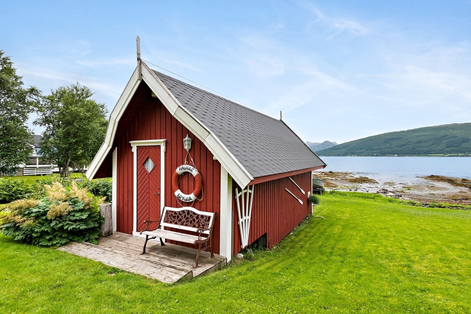 Naustet ble oppført i 2008 og er på 22 kvm. Det er utstyrt med blant annet en eldre kjøkkeninnredning. Galleribilde