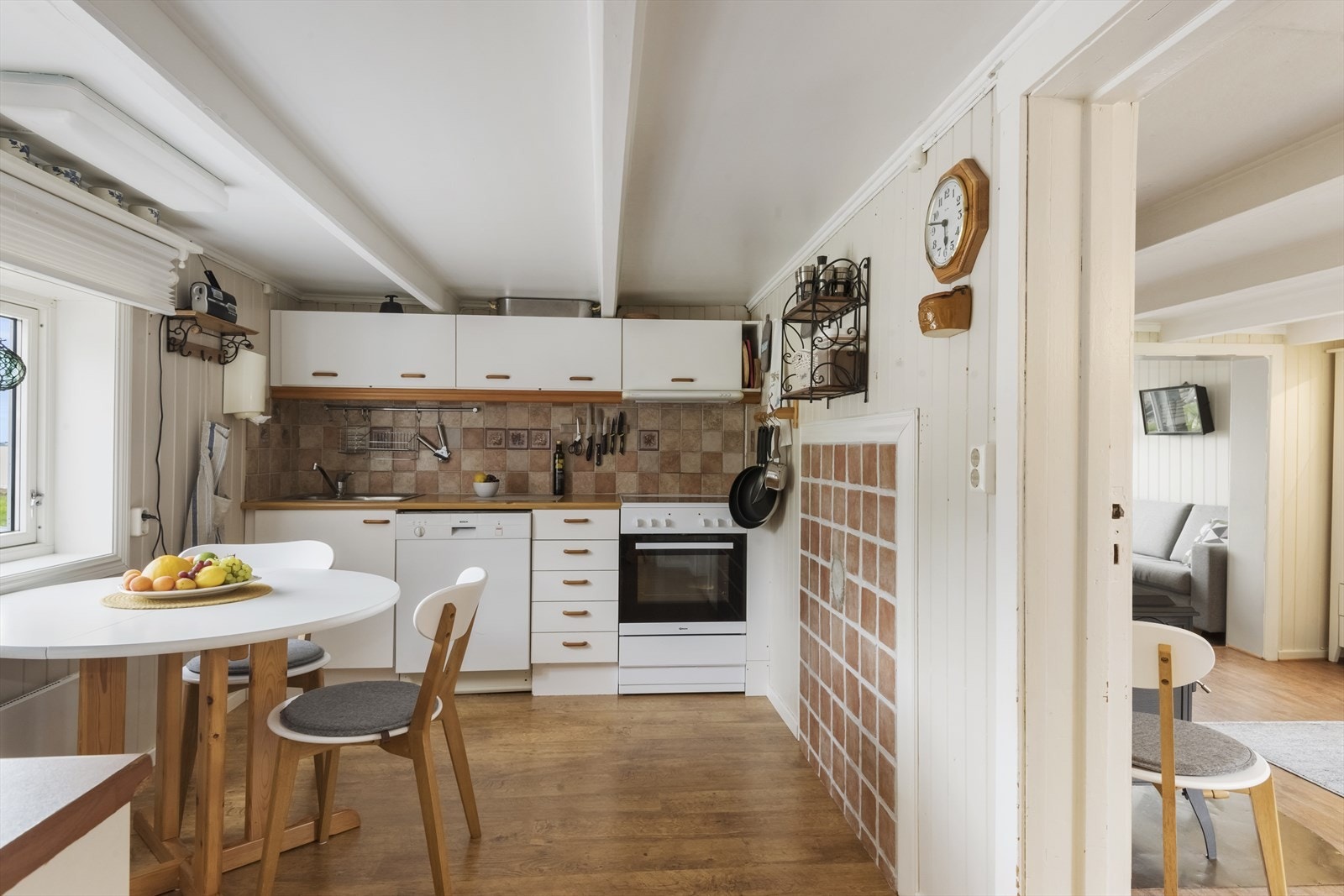 Kjøkkenet er en del av den opprinnelige boligen. Det sjarmerende rommet er innredet med en eldre kjøkkeninnredning. Hvitevarene medfølger handelen. Galleribilde