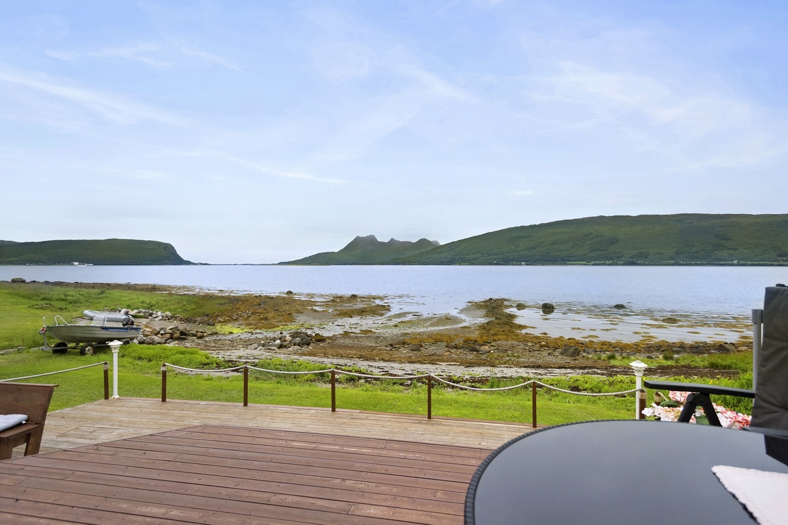 I følge skylddelingsforretning avholdt i 1942 går tomtegrensen til fjæra og videre ut i sjøen. Galleribilde