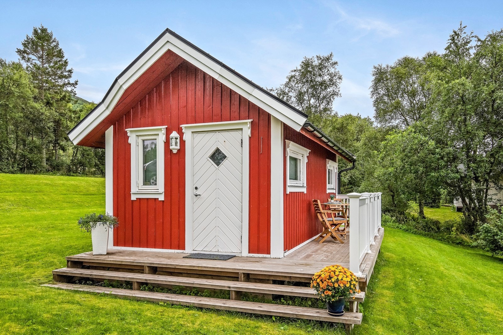 Annekset er på 13 kvm og er delt av i to rom - oppholdsrom og bod. Galleribilde