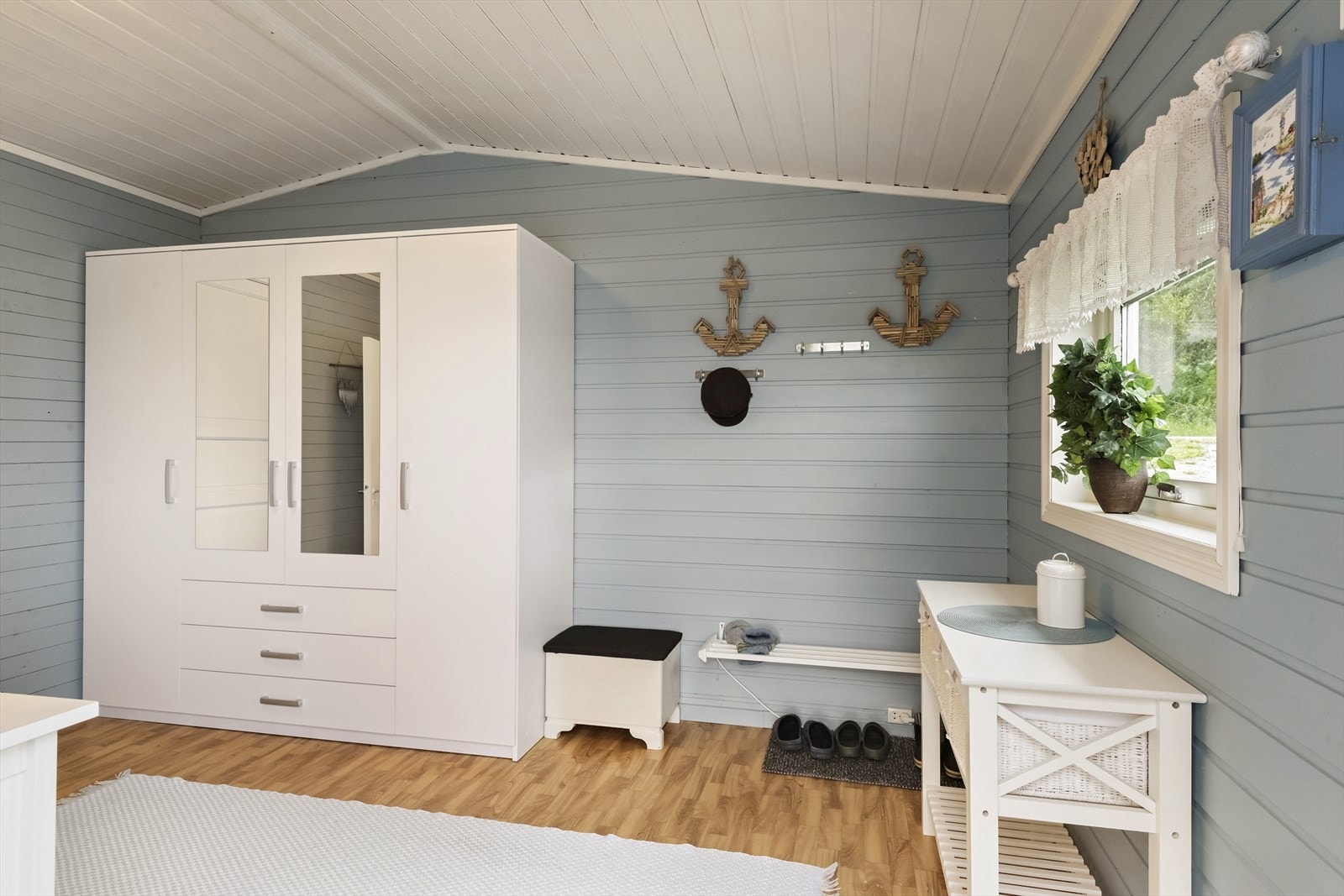 Entréen/gangen ble påbygd i 1987. Rommet gir god plass til oppbevaring. Fra rommet er det også inngang til bod. Galleribilde