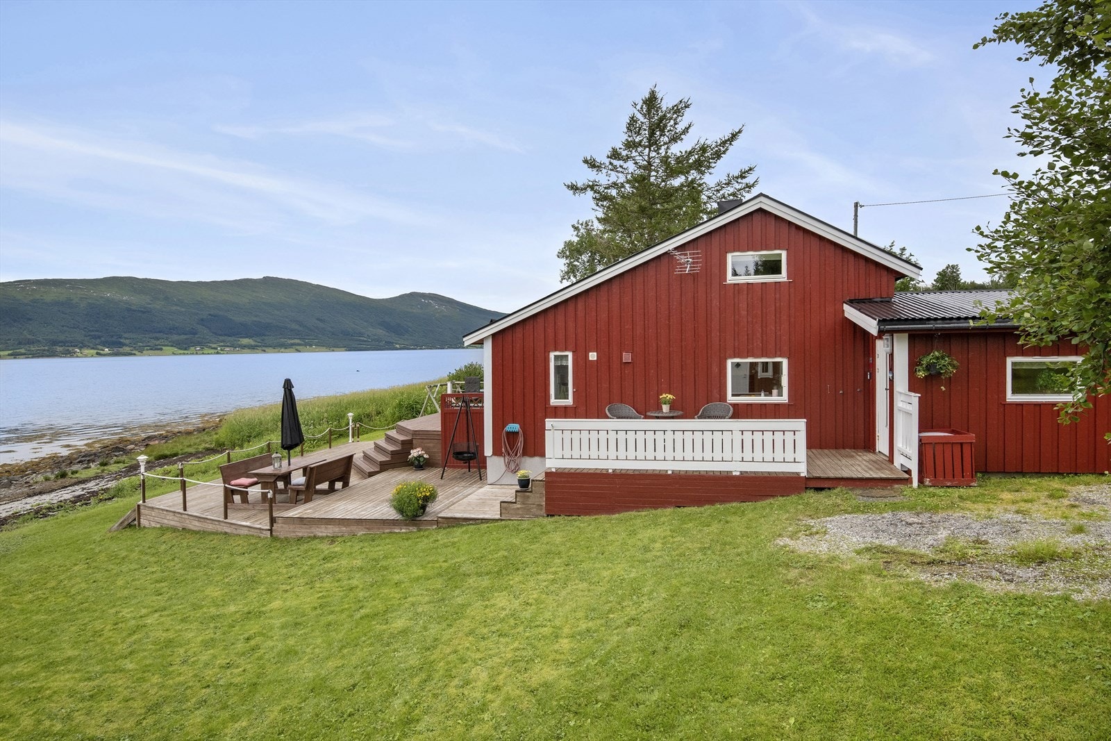 Eiendommen ligger like ved Kvassneset Hyttefelt, ca 1,7 km fra Nesna Sentrum. Galleribilde