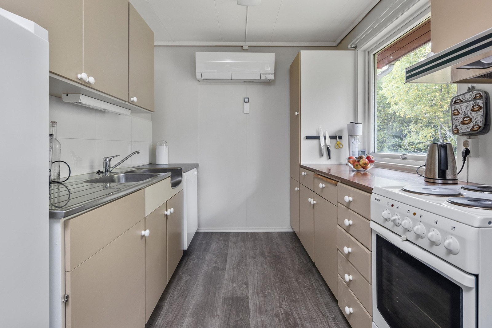 Her har du godt med skap- og benkeplass. Praktisk varmepumpe som fordeler varmen godt i huset Galleribilde