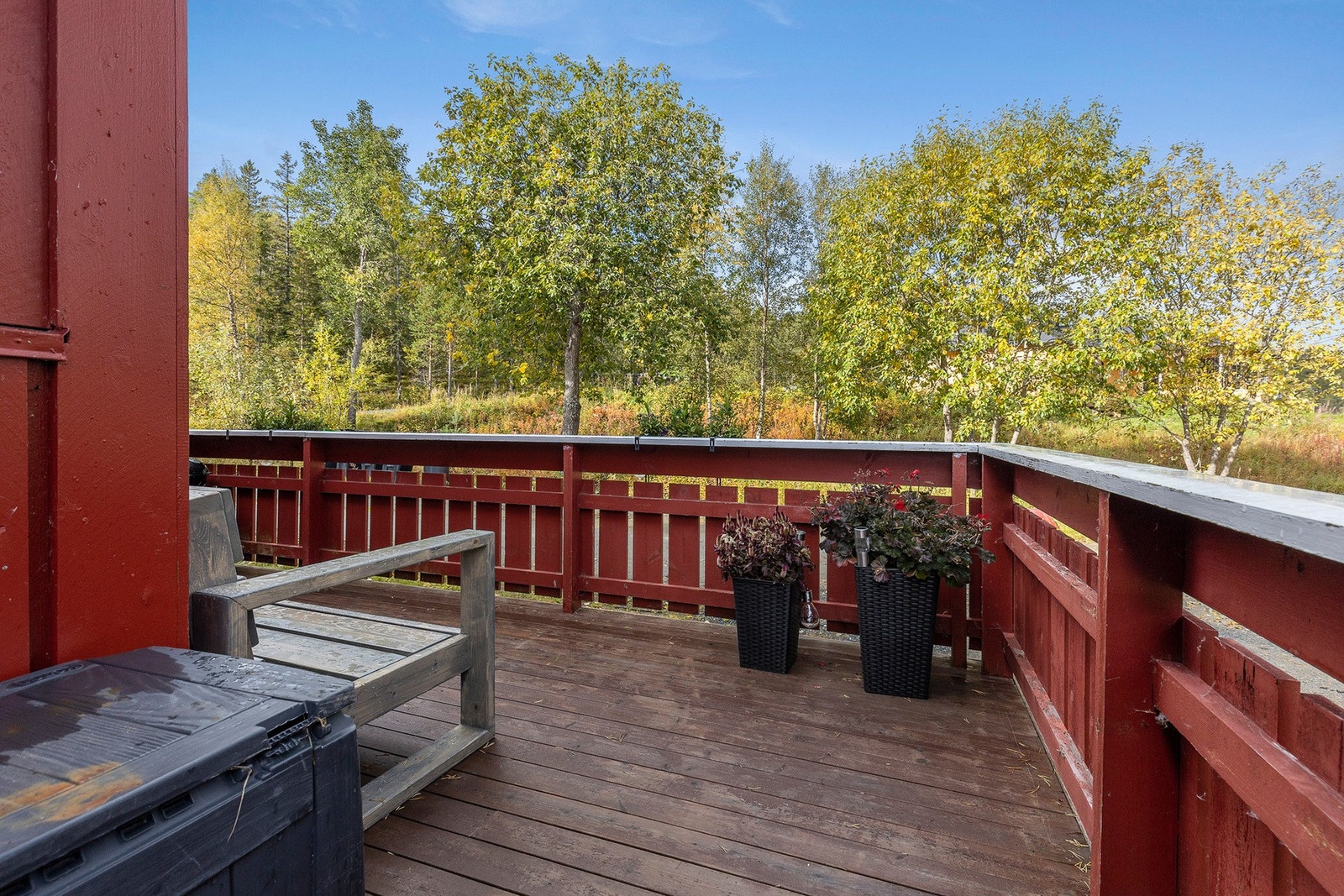 Romslig terrasse med gode solforhold Galleribilde