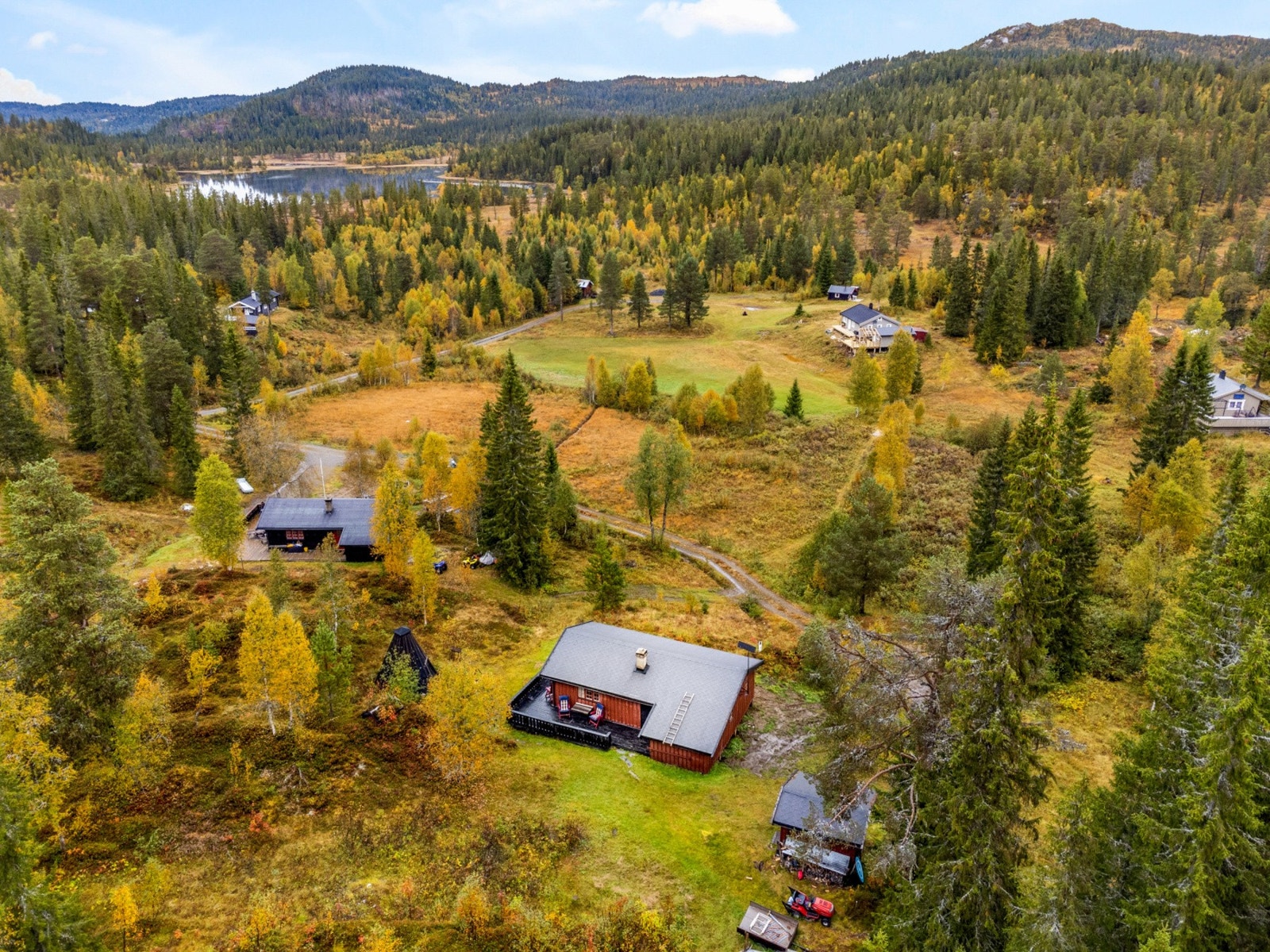 Hytta ligger fint til med gode solforhold og pen utsikt Galleribilde