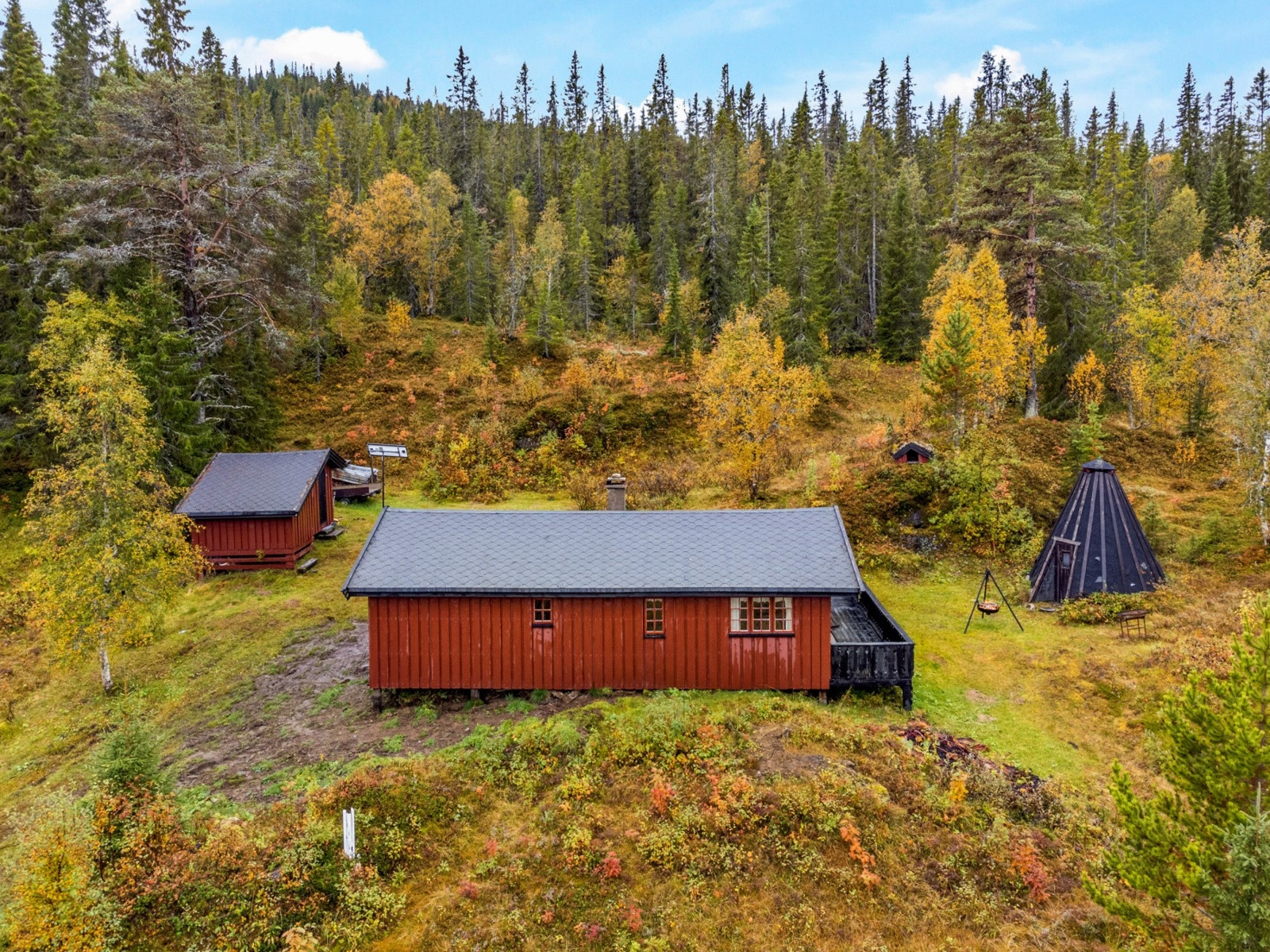 På eiendommen har du også et praktisk uthus med utedo Galleribilde