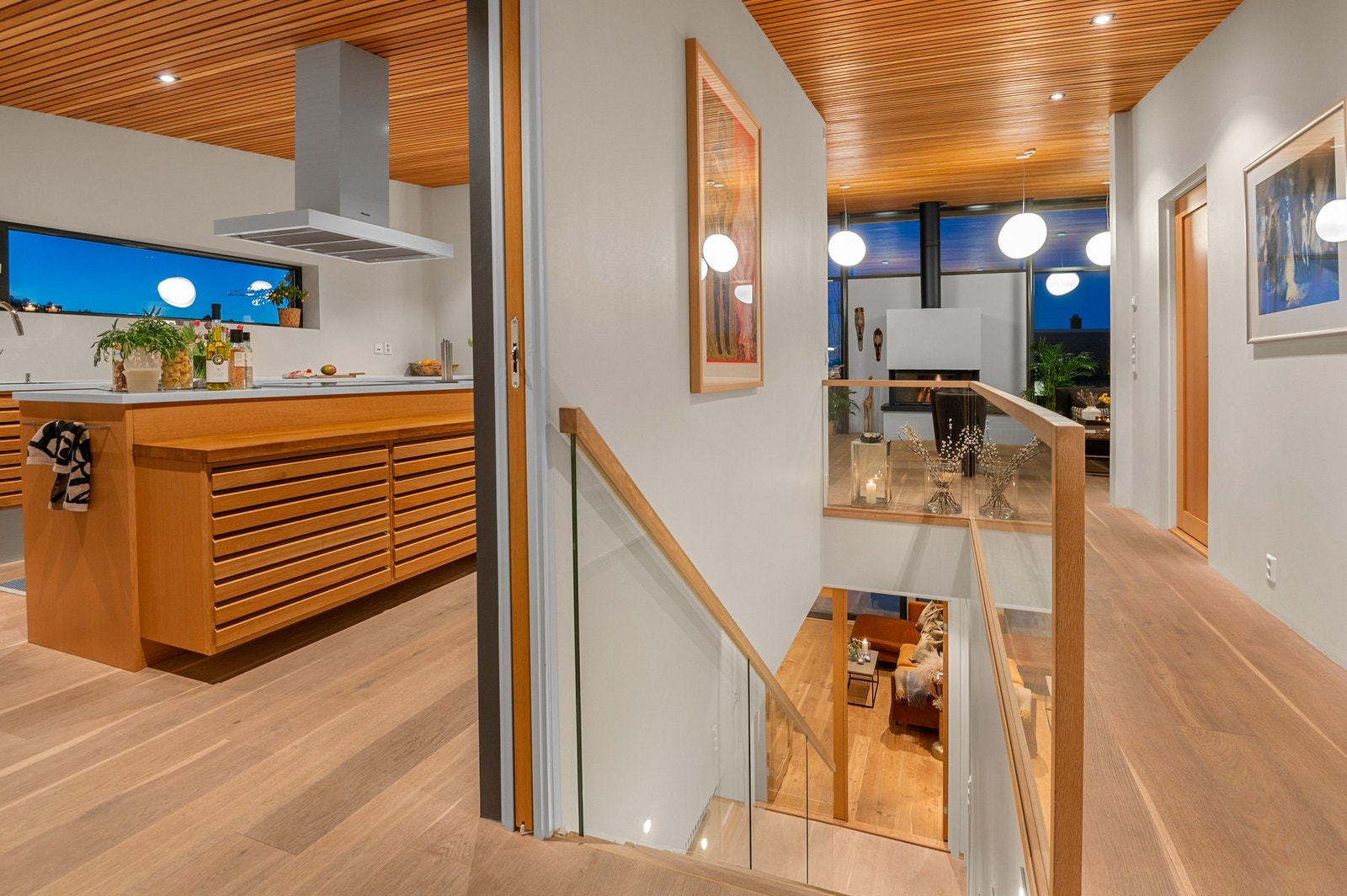 Ned trappen fra gangen finner du blant annet en ekstra stue. Med glassdører får du rikelig med naturlig lys og en åpen atmosfære, samtidig som du kan stenge døren og nyte privatlivet i denne delen av huset. Galleribilde