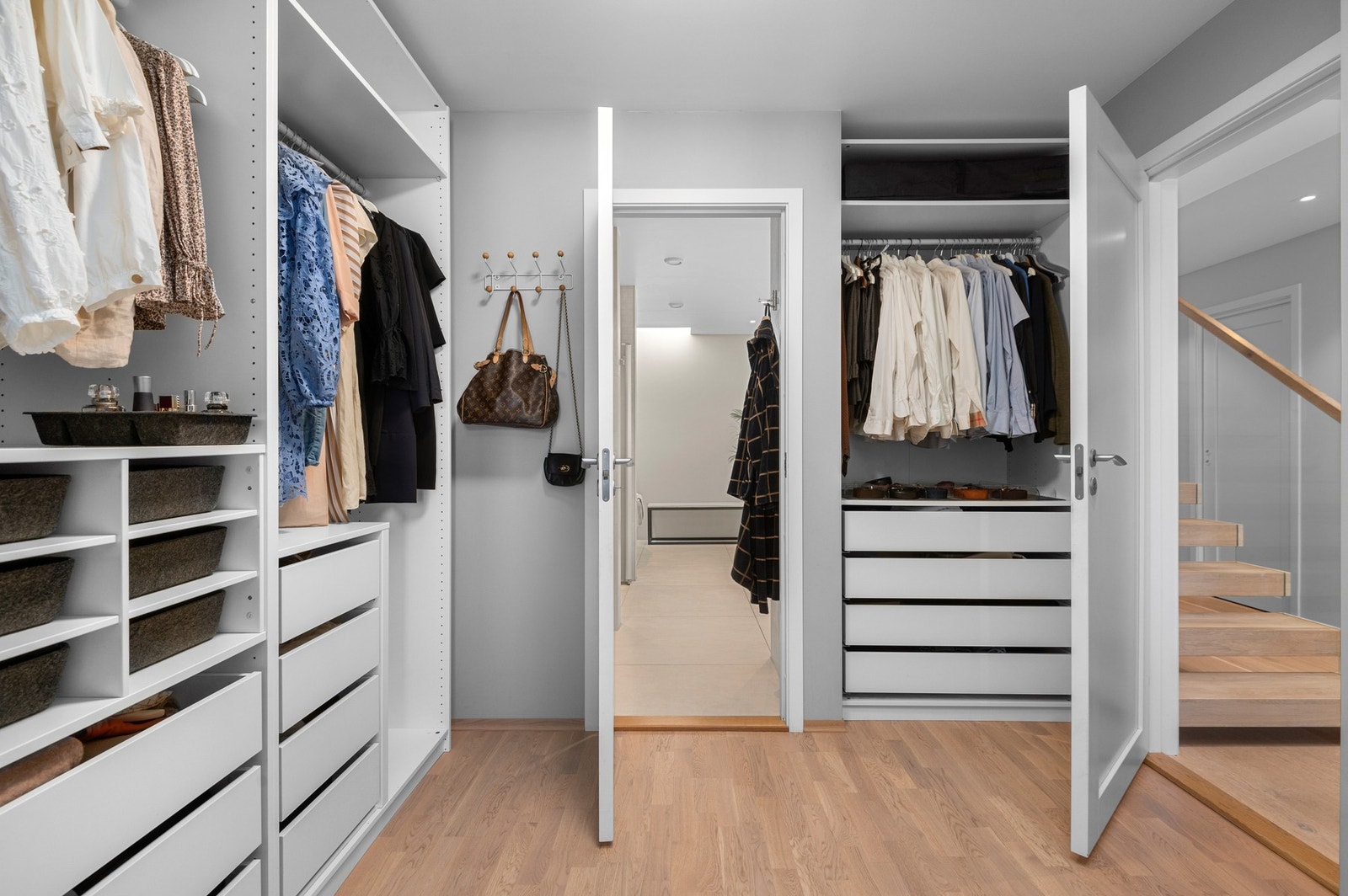 Nederst i trappen på høyre side finner du inngangen til en romslig walk-in-garderobe. Fra garderoben har du direkte tilgang til hovedsoverommet og badet. Galleribilde