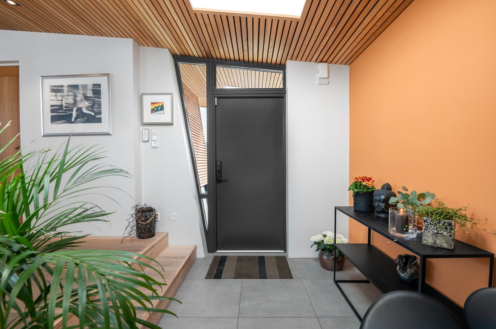 Ved inngangen til boligen finner du en romslig entré med god plass til å ta imot gjester. I taket er det en kuppel som slipper inn naturlig overlys. Galleribilde