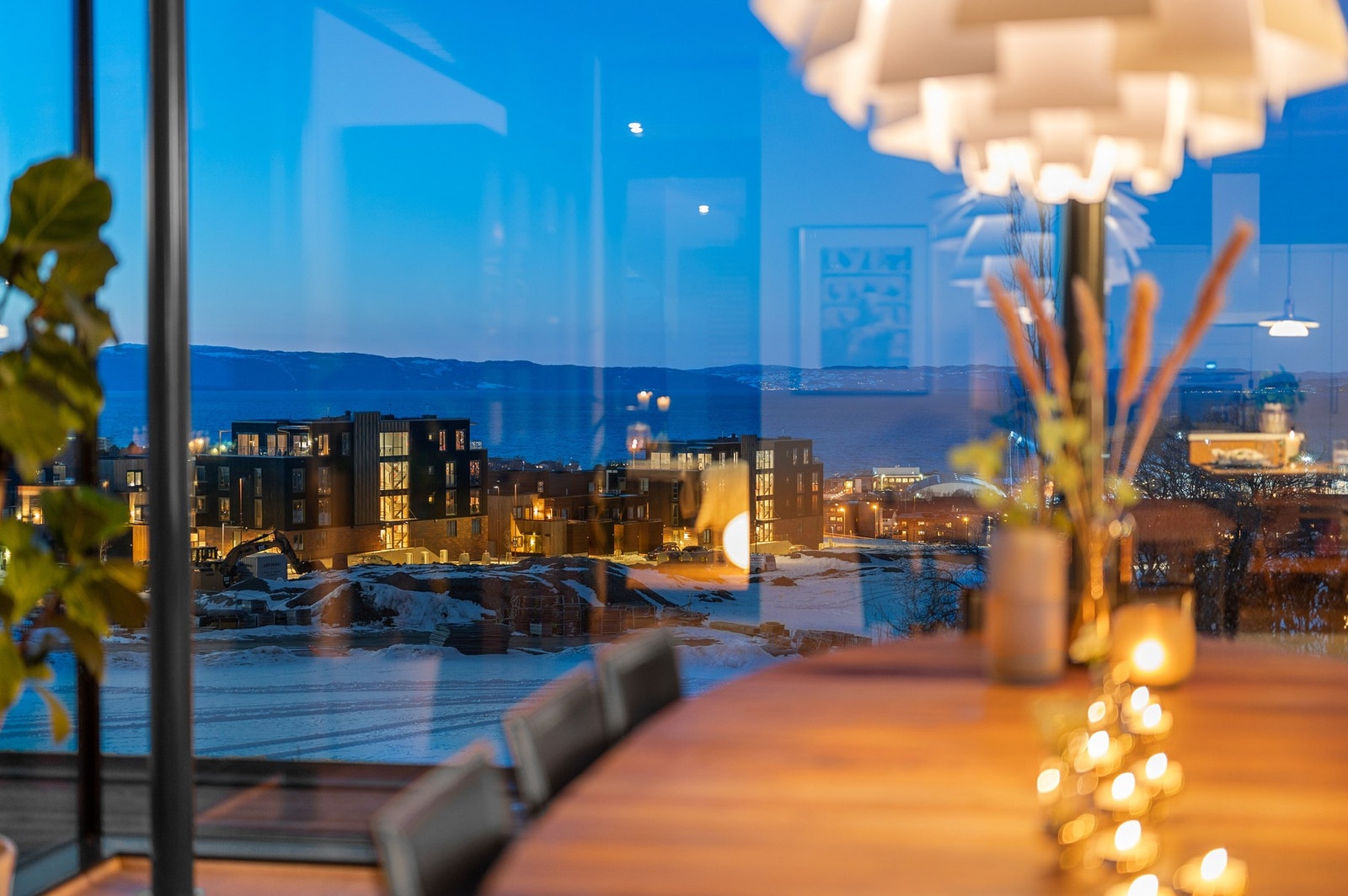 Eiendommen har mye å by på, inkludert utsikt over Trondheimsfjorden og mot Tautra og Frosta. Enten du slapper av på terrassen eller nyter utsikten fra stuen. Galleribilde