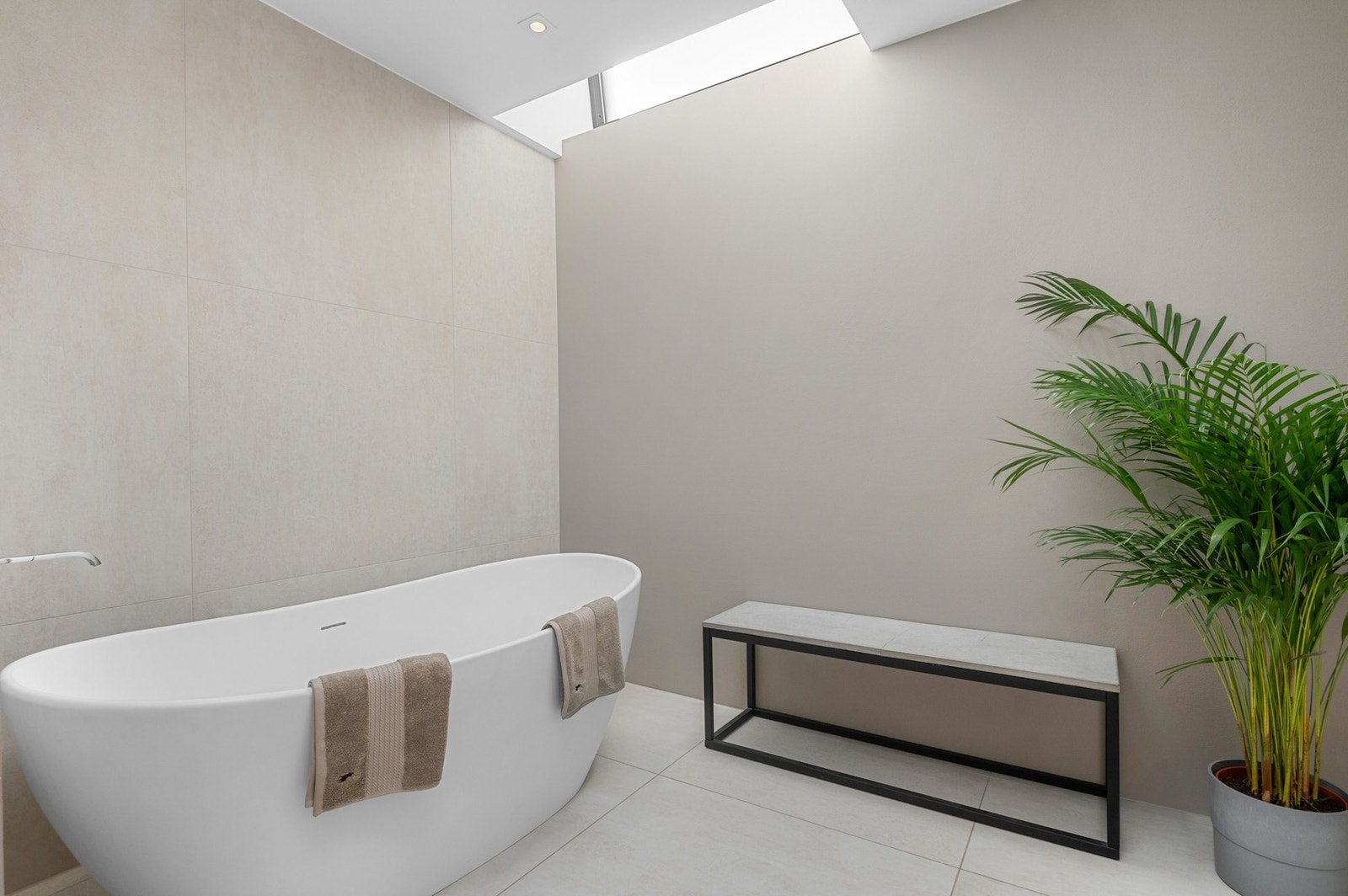 Badekaret er laget av massivt Corian, og det er også en egen dusjnisje tilgjengelig. Galleribilde