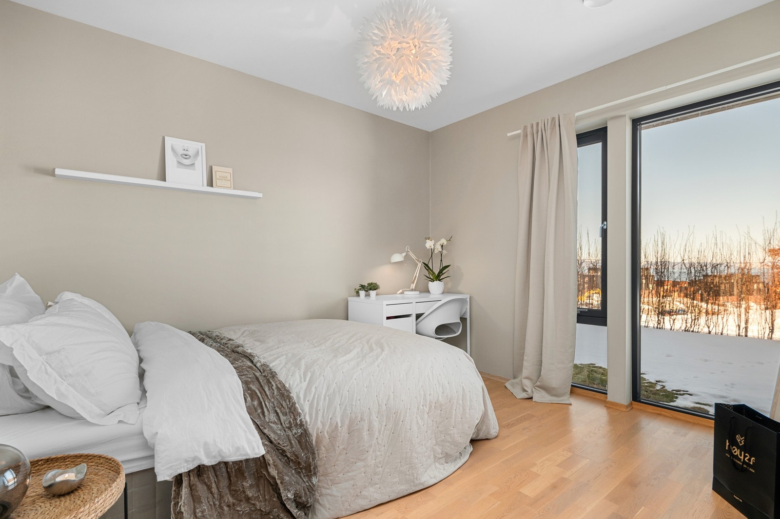 Fra stuen i underetasjen kan du enkelt komme inn i to romslige soverom. Det ene soverommet har en stor vindusflate som slipper inn mye naturlig lys. Galleribilde