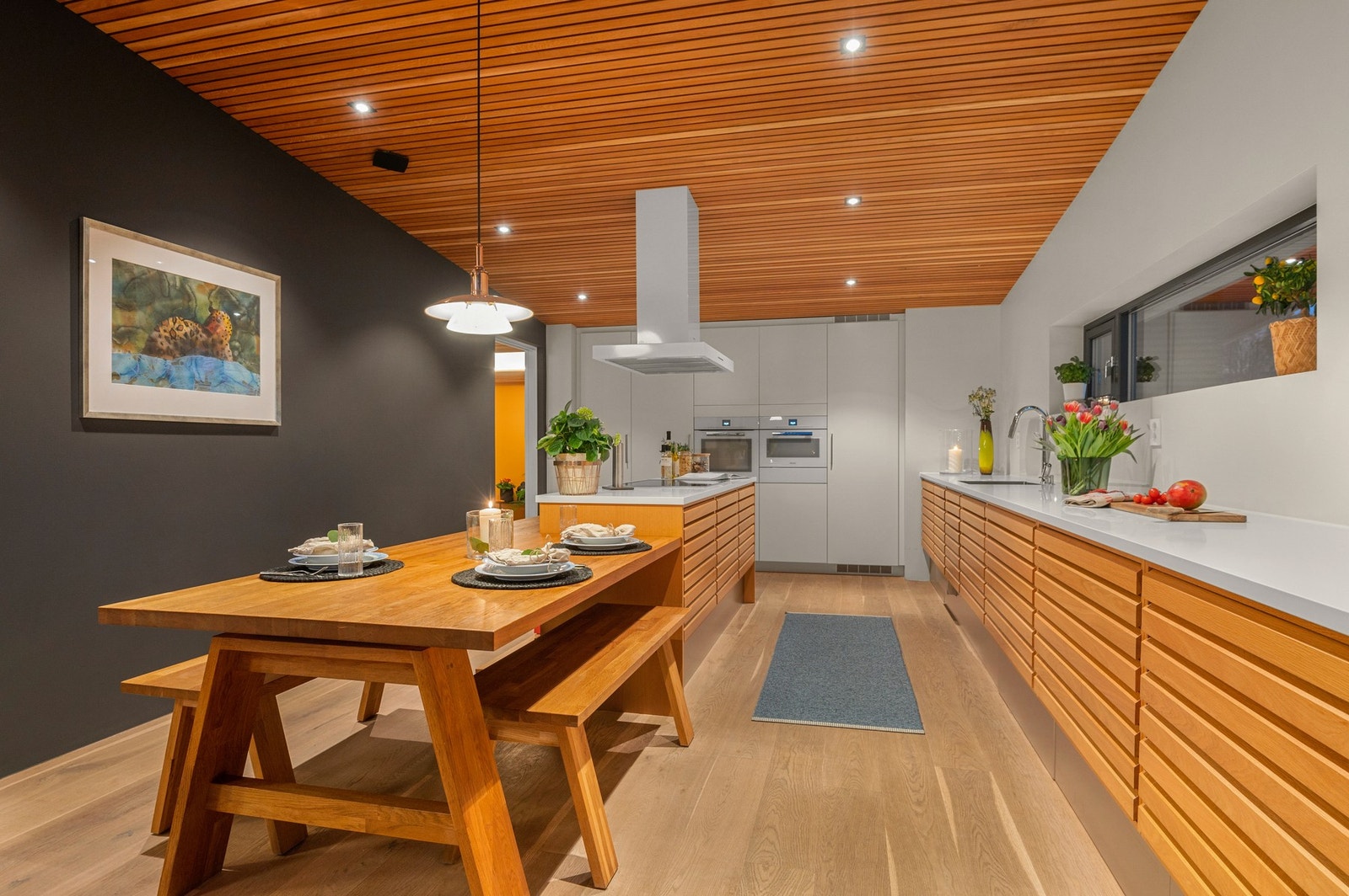 I tillegg er det en øy som går over til å bli et spisebord, perfekt for å nyte en uformell middag eller for å samle familie og venner rundt matlagingen. Galleribilde