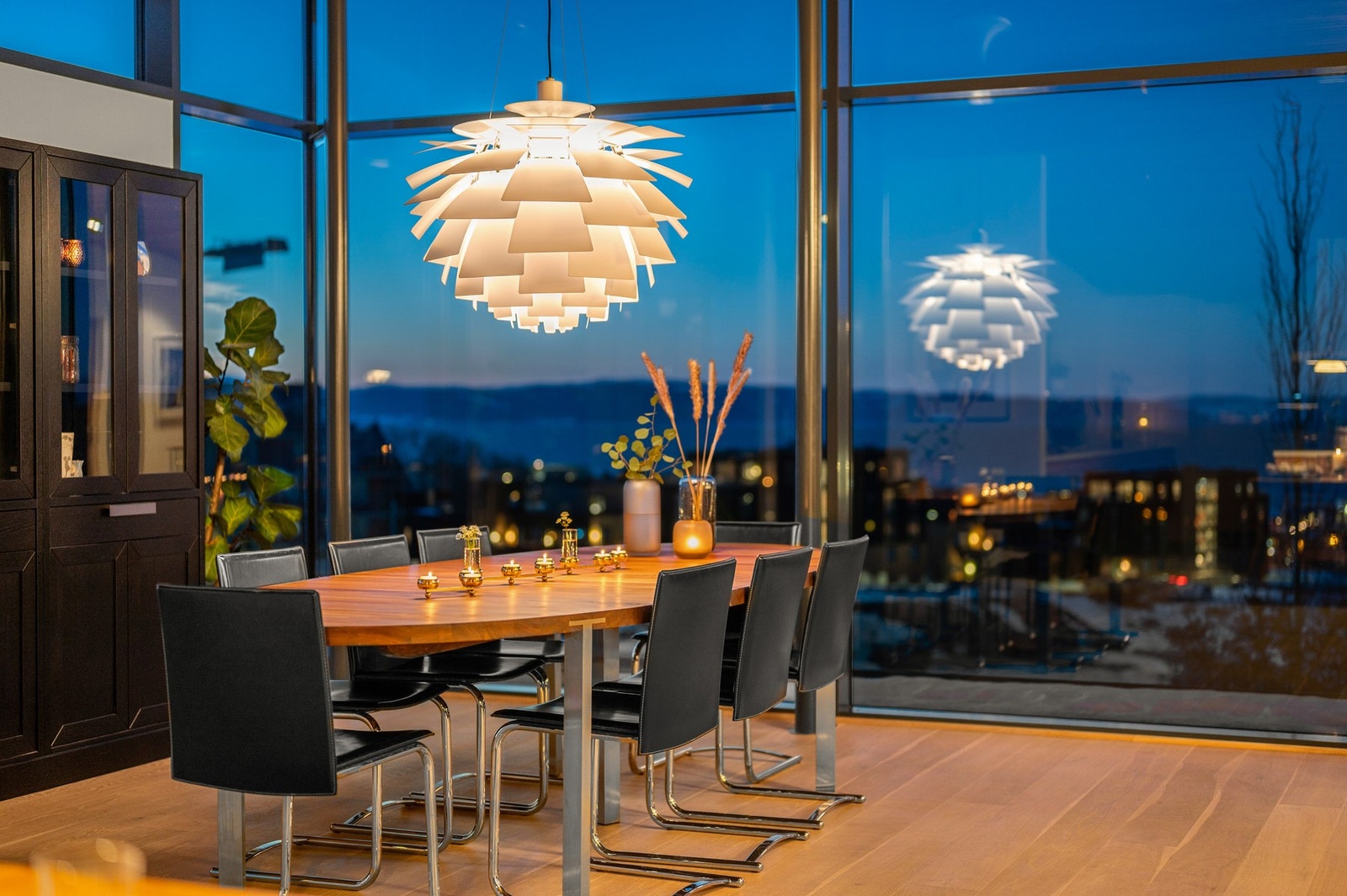Spisestuen er romslig og kan enkelt huse mange gjester samtidig. Fra spisestuen kan du nyte den fantastiske utsikten som eiendommen har å tilby. Galleribilde