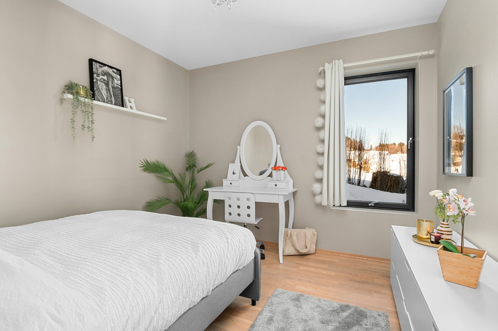 Det andre soverommet som du når fra stuen har også god plass til møblering. Det er heller ikke her nødvendig å bekymre seg for garderobeskap, det er nemlig et stor walk-in closet tiltrenkt disse to rommene. Galleribilde