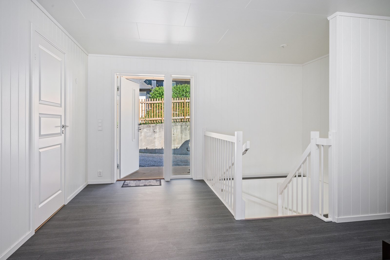 Entre og trapp ned til underetasjen. Galleribilde