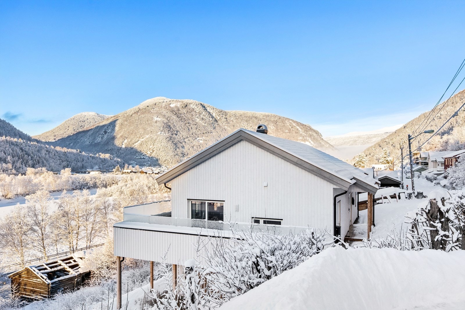 Det er gangavstand til sentrum fra eiendommen. Fra Rondanevegen er det gang - og sykkelveg inn til sentrum med barnehager, barne- ungdoms og videregående skoler. Galleribilde