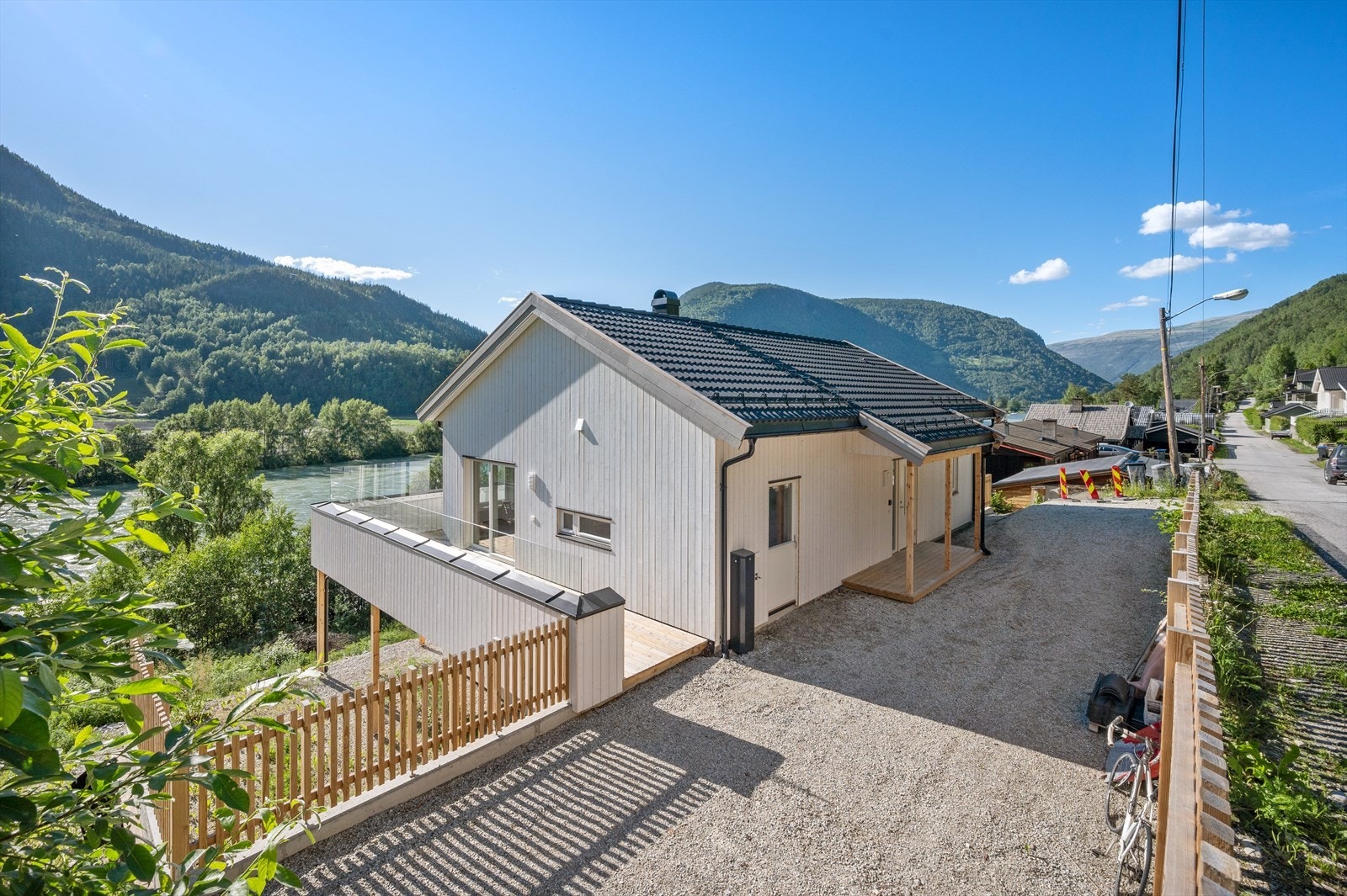 Ligger med flott utsikt og fin solgang, i et av områdene på Otta som har lengst kveldssol. Galleribilde