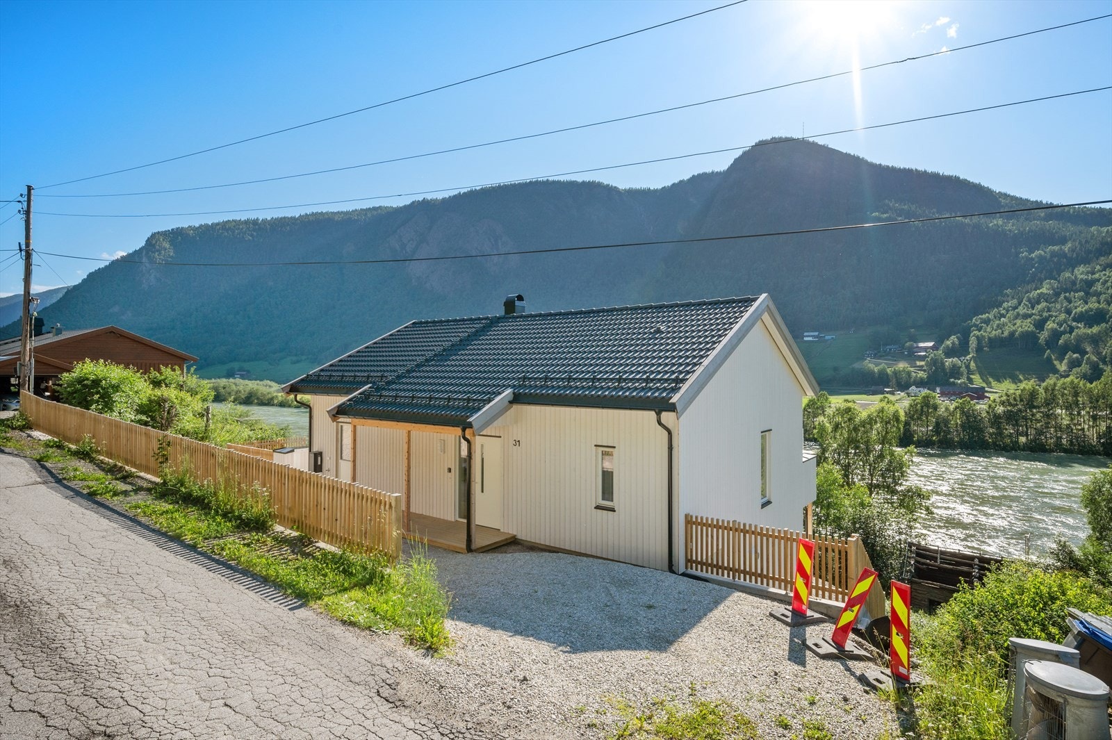 Boligen er bygget i 2021 og fremstår med moderne utførelser og overflater. Galleribilde