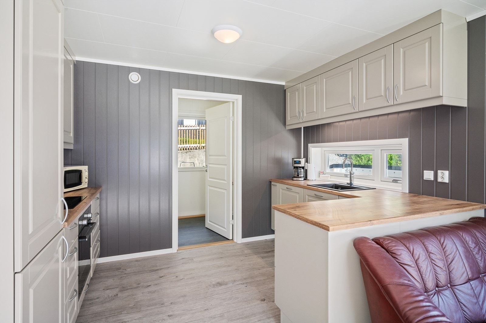 Kjøkken med adgang til bod innenfor. Galleribilde