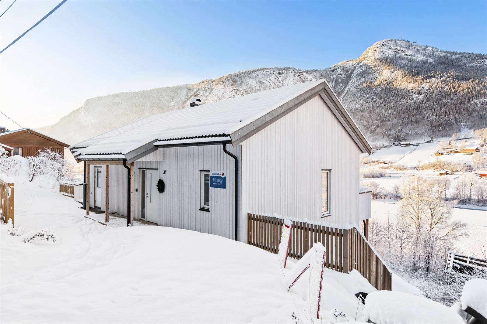 Boligen er bygget i 2021 og fremstår med moderne utførelser og overflater. Galleribilde