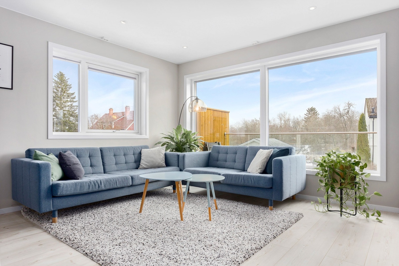 Herlig stue med store vindusflater og downlights i himling Galleribilde