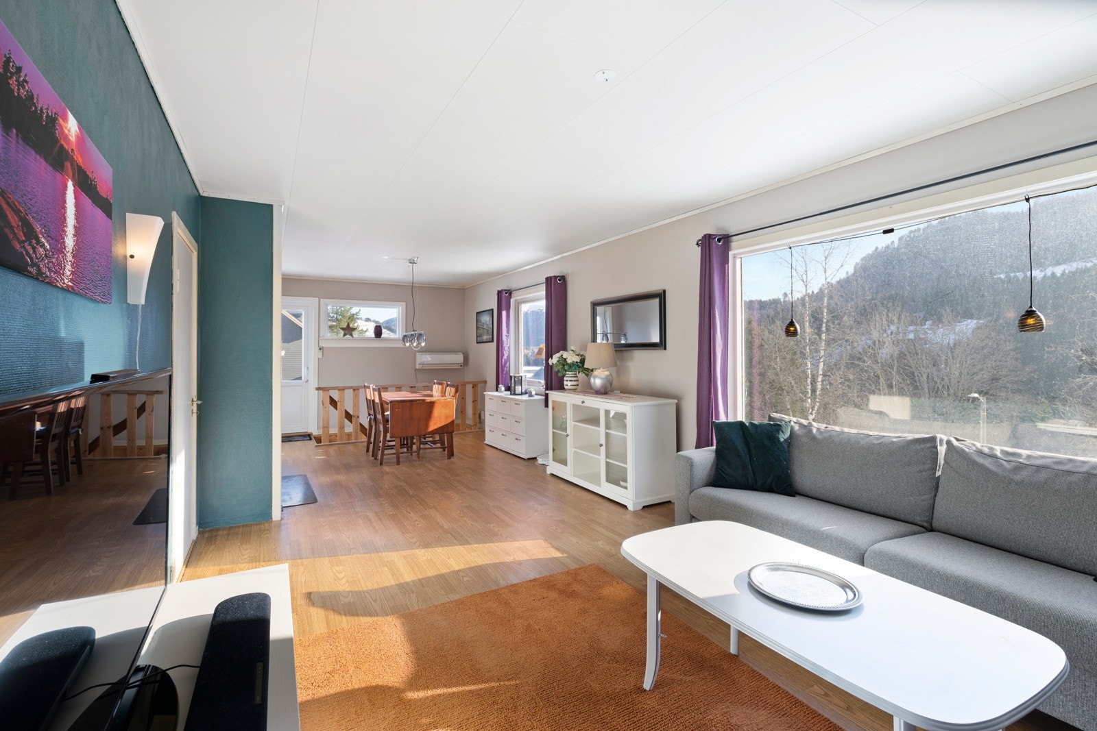 Stuen har også utgang til en veranda som ble oppgradert rundt 2019 med membranduk, lekter, terrassedekke og rekkverk, samt verandadør i 2018 Galleribilde
