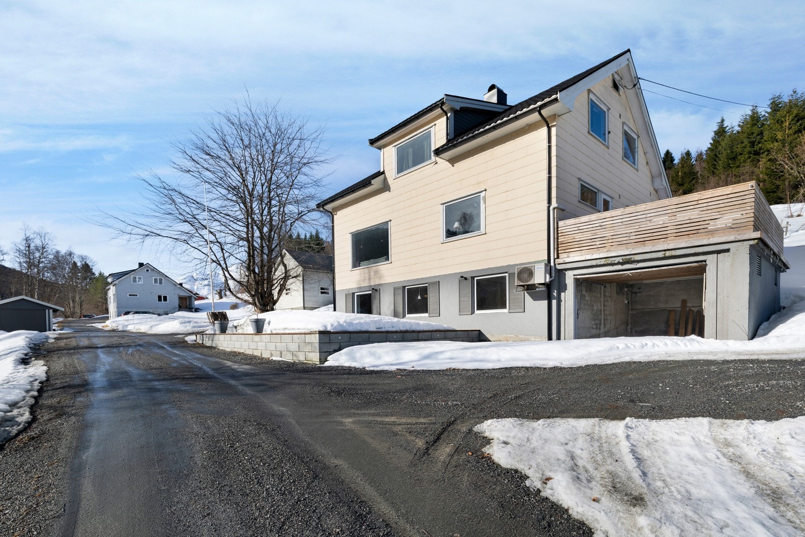 Boligen går over 3 etasjer, og er innredet med leilighet i loftsetasjen Galleribilde