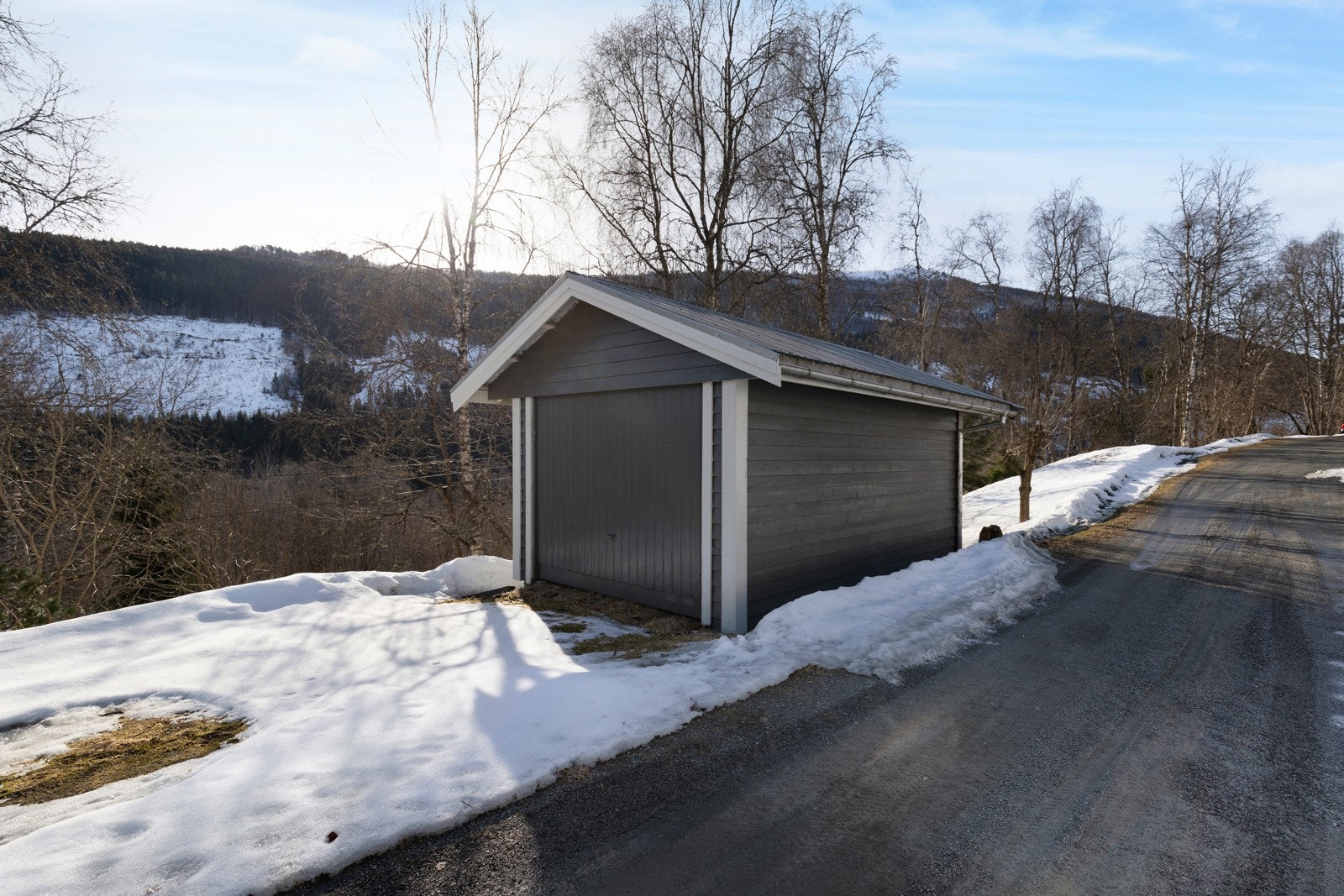 Den frittstående enkelgarasjen er fra rundt 1985, og på ca. 14m² Galleribilde