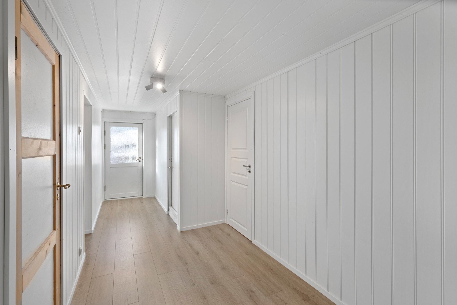 I bakkjelleren er gangen pusset opp i 2022. Praktisk bi-inngang Galleribilde