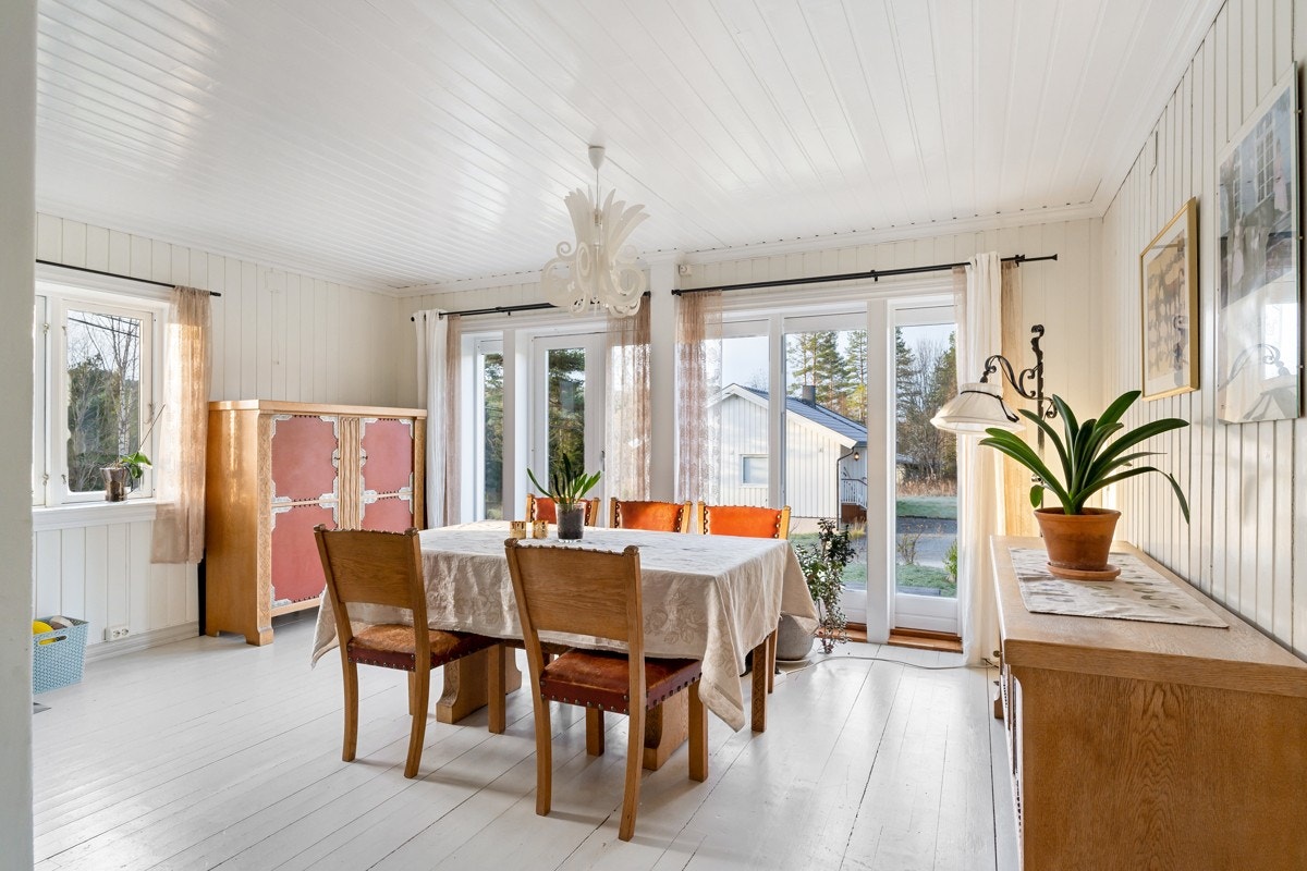 Spisestue med store vinduer Galleribilde