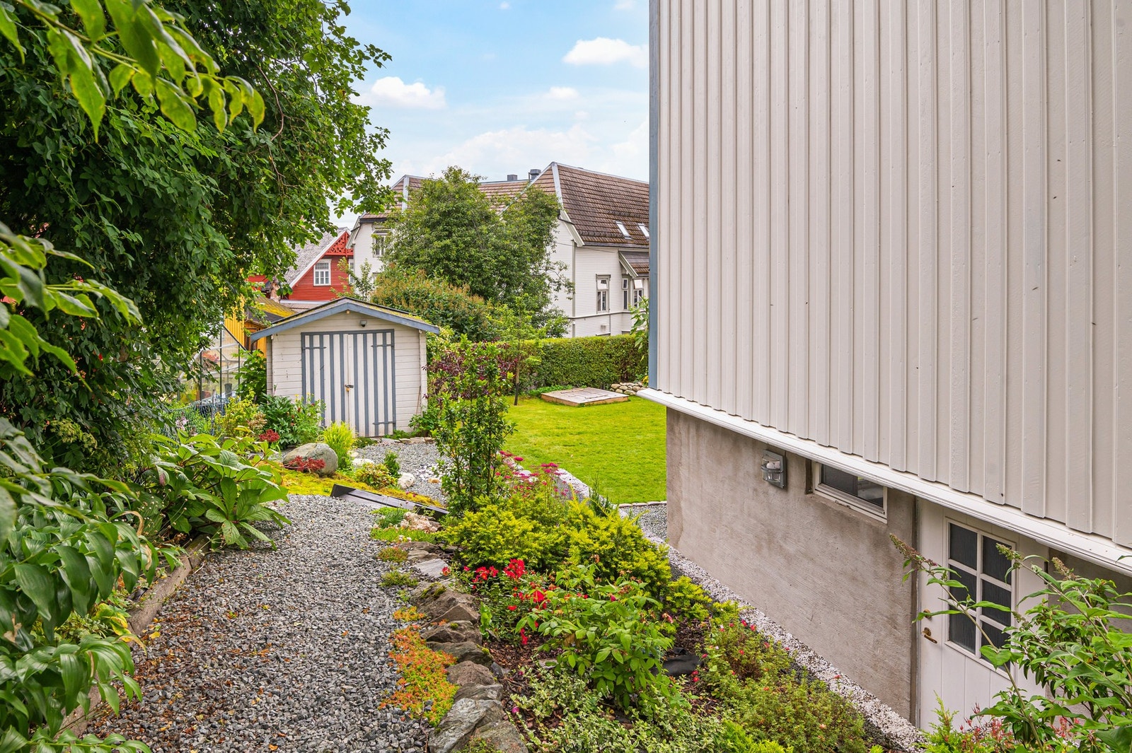 Nedgang til egen inngang i sokkeletasjen. Her har man også direkte utgang til den flotte hagen. Galleribilde