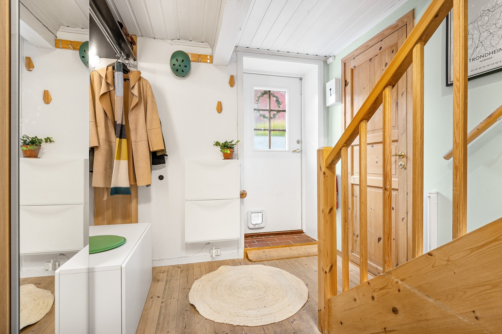 Det er to innganger til boligen. Den ene er via felles inngang fra 1.etasje, den andre er privat på sokkelplanet. Galleribilde