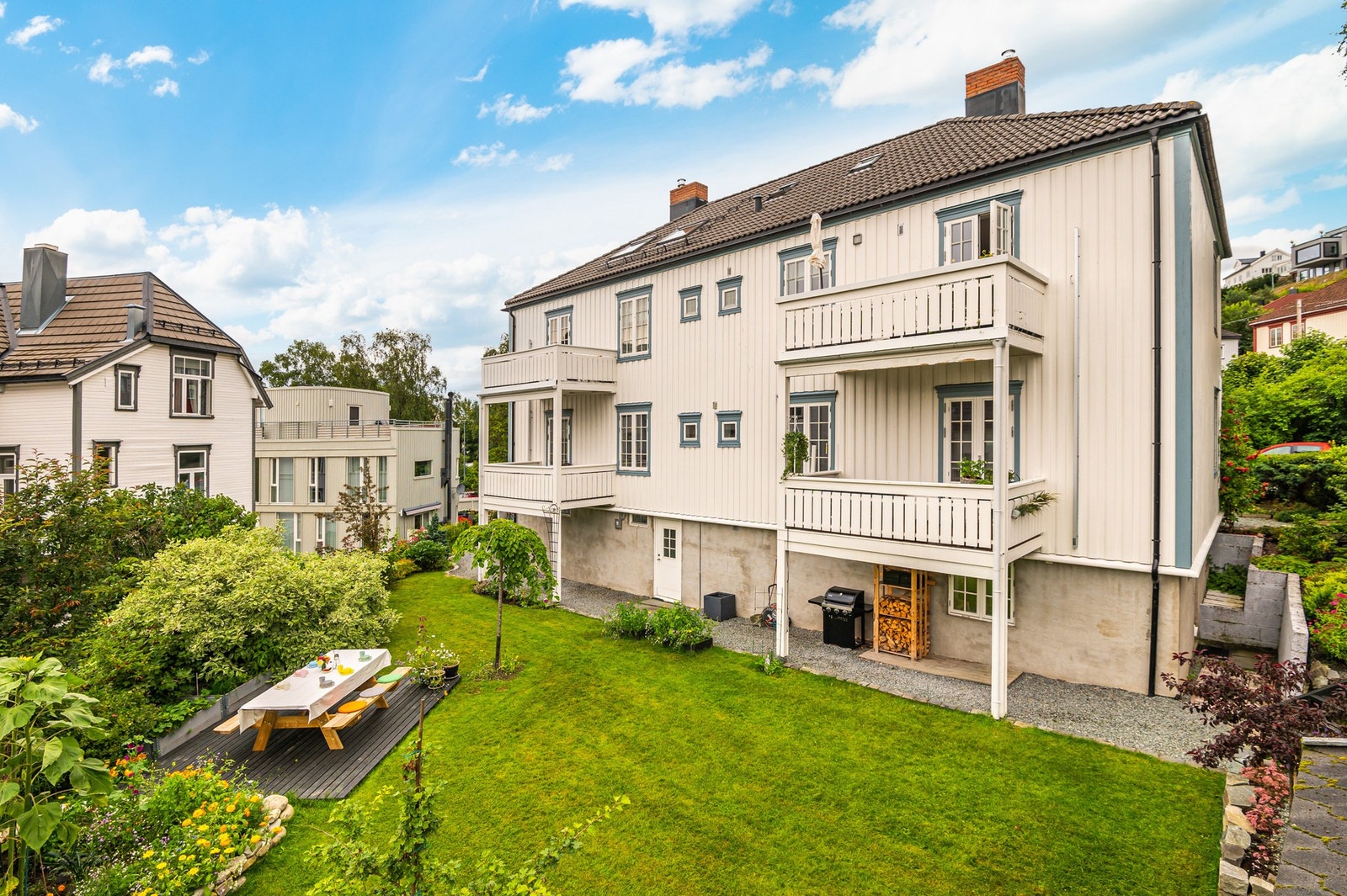 Stor og frodig felleshage med lang solgang. Galleribilde