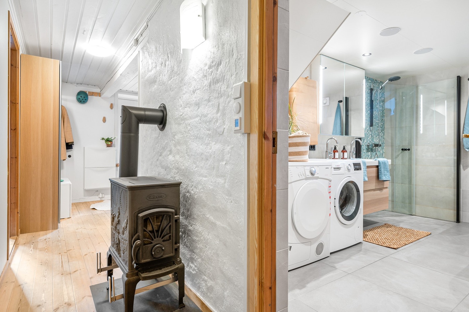 Når du bruker vedovnen i sokkeletasjen får du en jevn oppvarming av hele boligen. Strømforbruket de siste to årene, 2021: 15 231 kWh, 2022: 14 317 kWh. Galleribilde