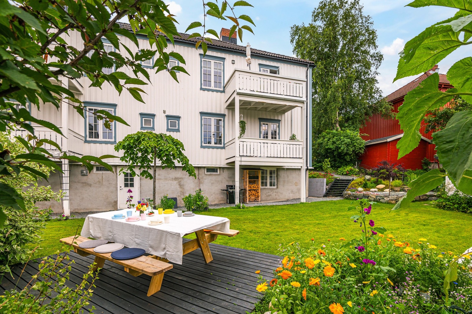 Bo fredelig og tilbaketrukket med solrik veranda og herlig hage, kun noen minutters gange fra bykjernen. Galleribilde