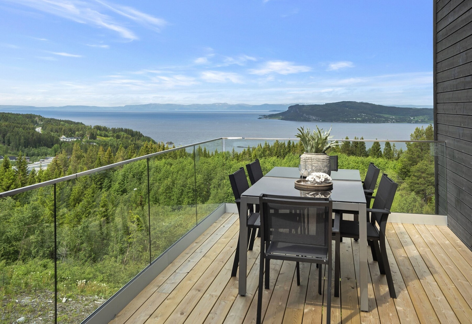 Boligen har en fantastisk utsikt over Trondheimsfjorden og Fosenalpene. Galleribilde