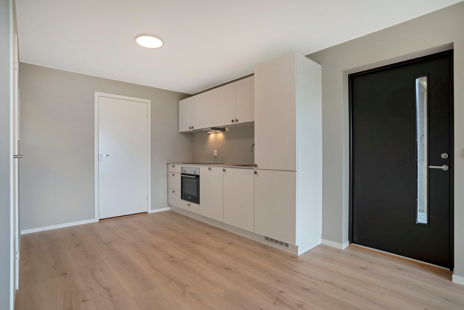 Moderne kjøkken fra Kvik med integrerte hvitevarer. Galleribilde