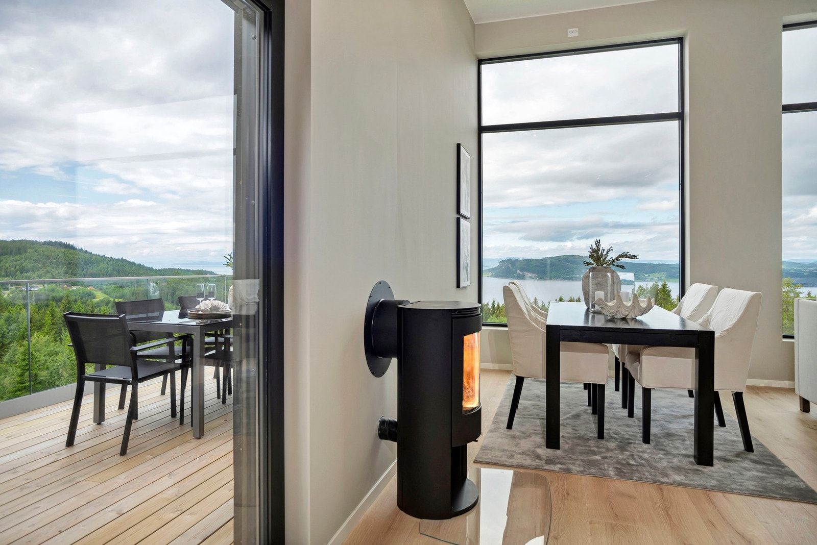 Veranda blir som en forlengelse av stuen på gode sommerdager. Galleribilde
