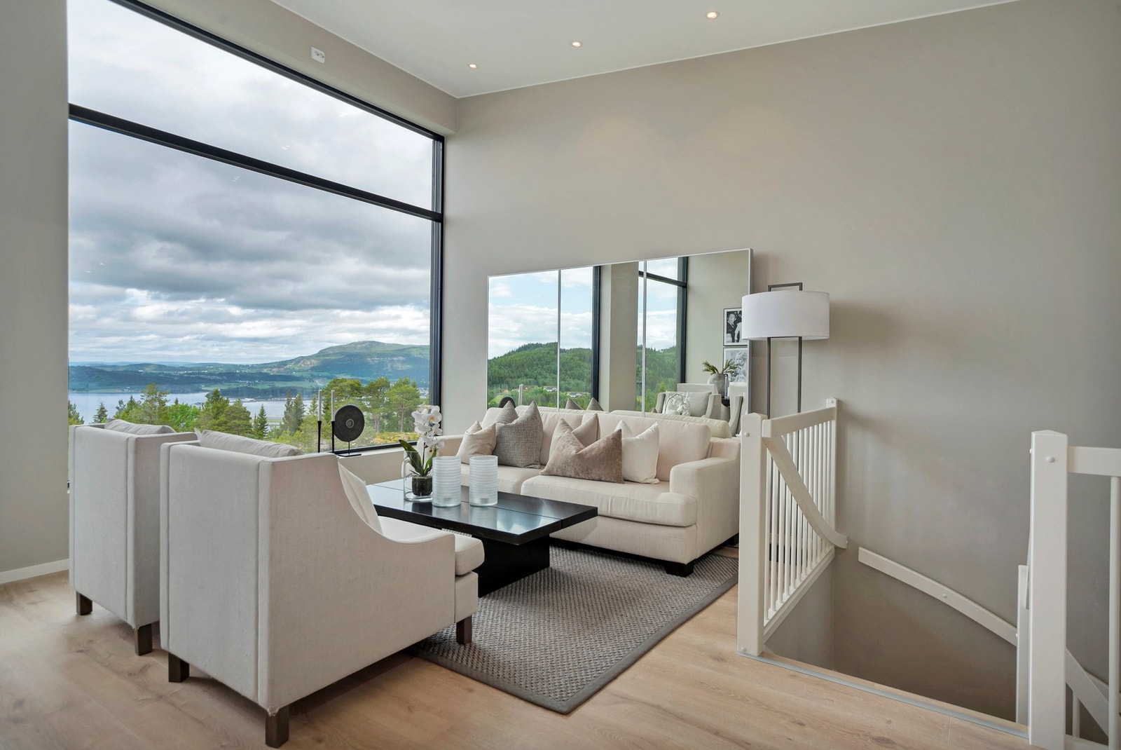 Stuen er malt i moderne, lune fargetoner og har downlights i tak. Galleribilde