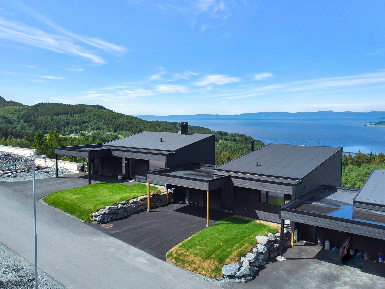 Eiendommen har asfaltert gårdsplass, carport og hage på inngangsplan. Galleribilde