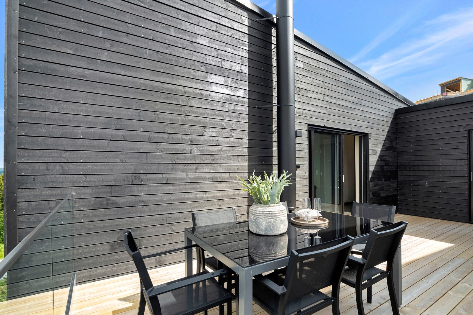 Det er god plass til utemøbler, grill m.m. på veranda, det er også adkomst til utebod. Galleribilde