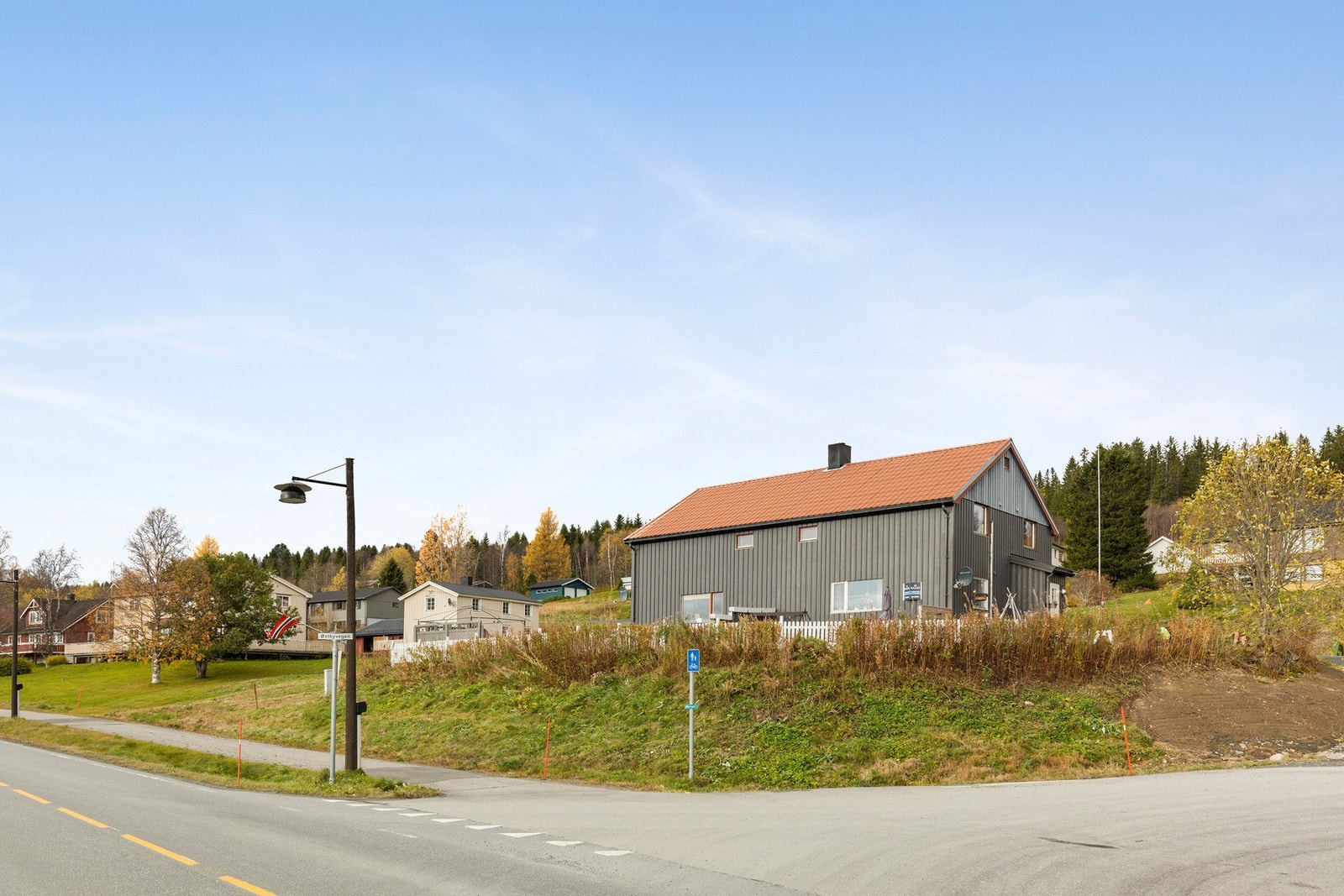 Boligen har en sentral beliggenhet i Tydal Galleribilde