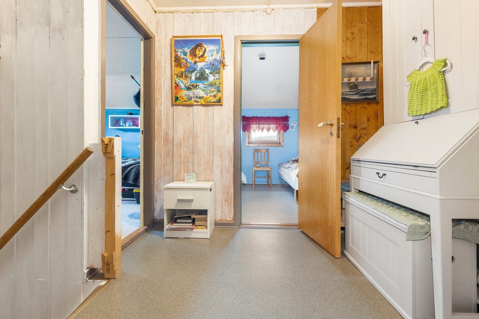 2. etasje består av gang/trapperom, 3 soverom og bad Galleribilde