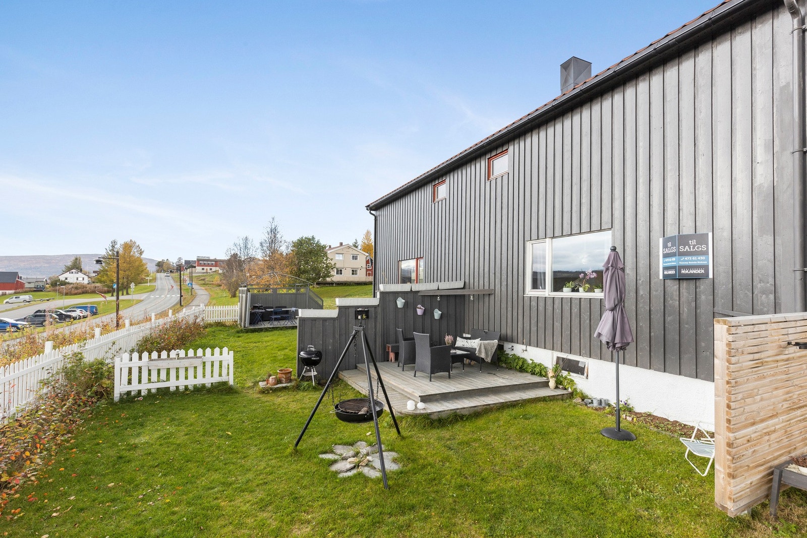 Flott uteområde med platting og gressplen Galleribilde