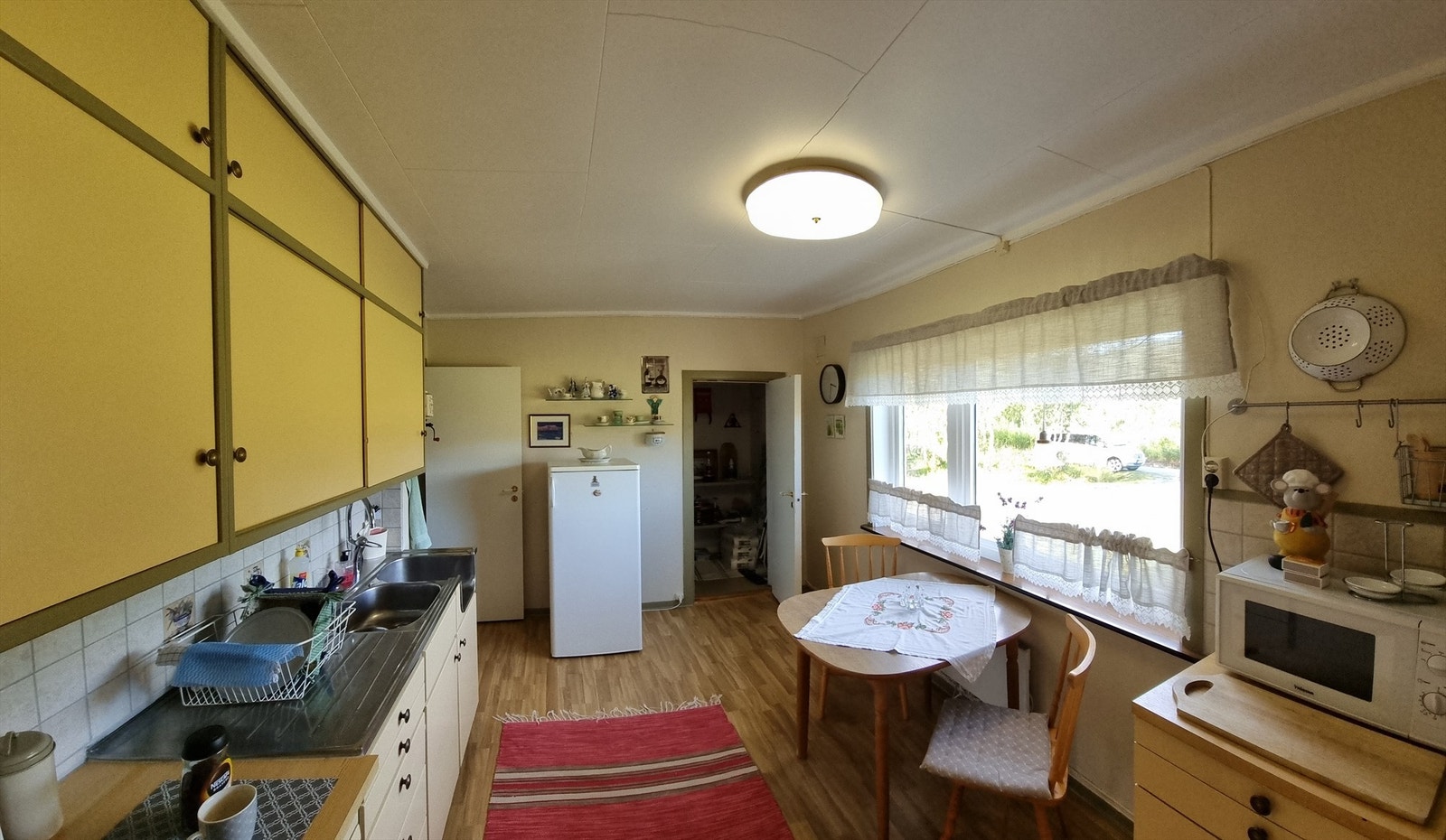 Kjøkken med plass for kjøkkenbord. Galleribilde